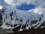 
The pointy summit of Tengkangpoche (Teng Kang Poche, Thyangmoche, 6500m) shines in the early morning sun with Panaltopa on the right.
